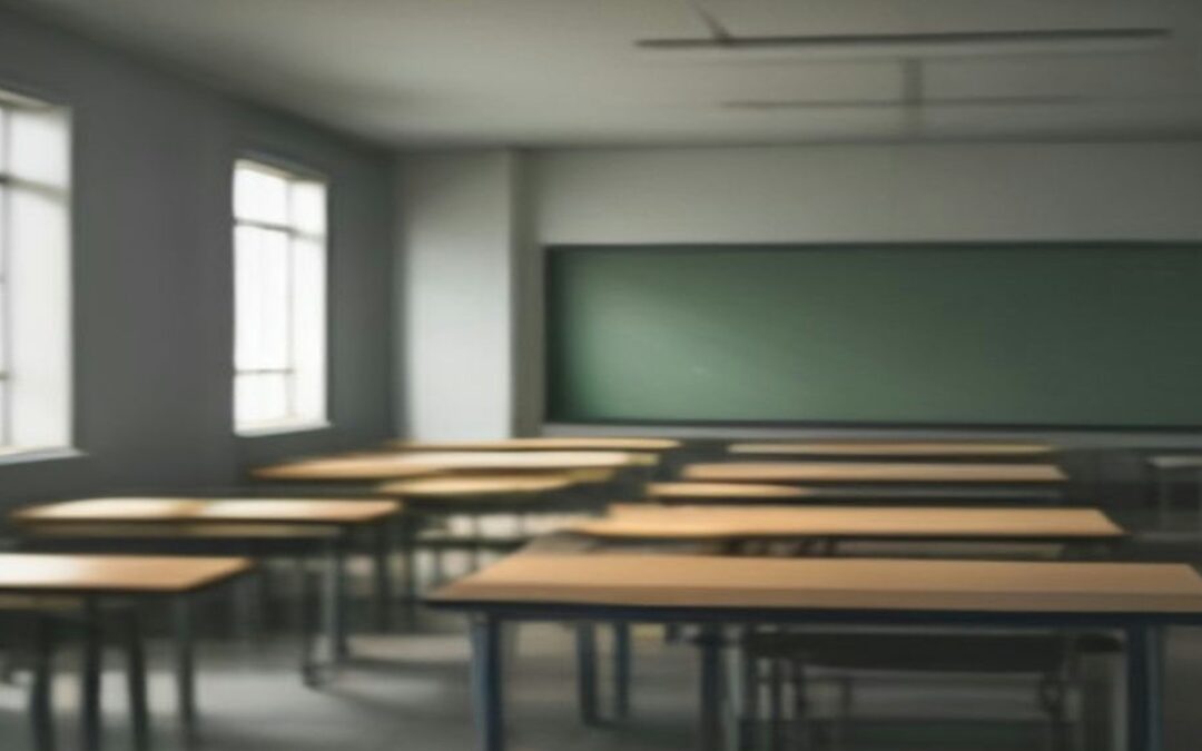 Salón de clases vacío con pupitres de madera alineados, pizarrón verde al fondo y luz natural que entra por las ventanas