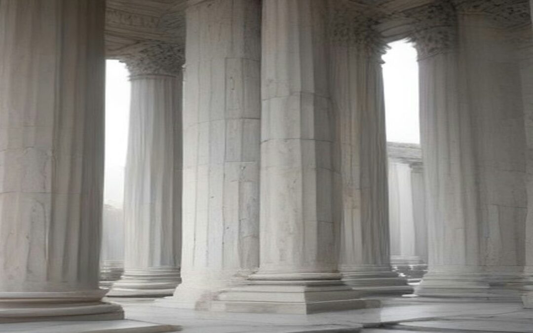 Hilera de columnas de mármol blanco en un edificio de estilo clásico con luz difusa