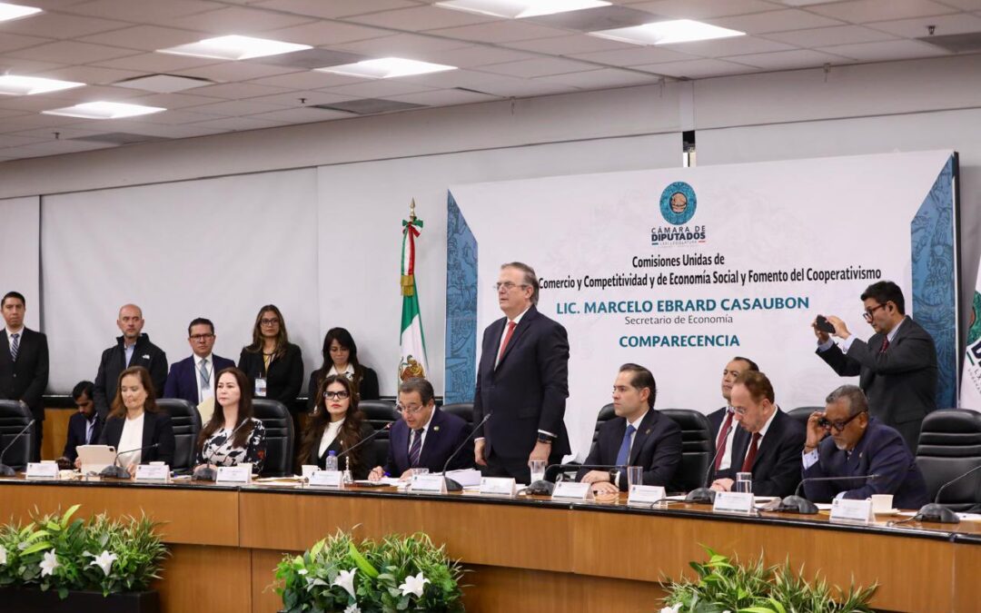 Marcelo Ebrard de pie durante su comparecencia ante comisiones de la Cámara de Diputados en San Lázaro
