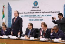 Marcelo Ebrard de pie durante su comparecencia ante comisiones de la Cámara de Diputados en San Lázaro