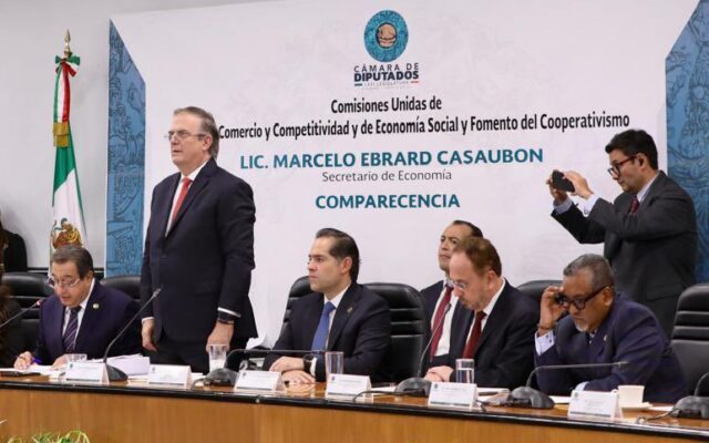 Marcelo Ebrard de pie durante su comparecencia ante comisiones de la Cámara de Diputados en San Lázaro