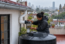 Sistema doméstico de captación pluvial representado en una guía visual sobre cuidado del agua
