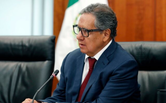 El senador Higinio Martínez Miranda, sentado frente a un micrófono en una sala del Senado con la bandera nacional detrás