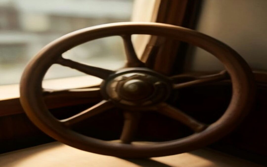 Timón de madera de un barco junto a una ventana con luz tenue